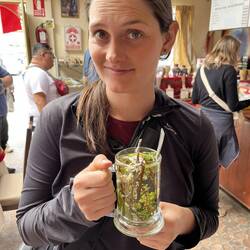 Bei einem kurzen Stopp gönnt sich Tanja einen Tee (sieht aus wie ein Aquarium)