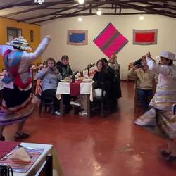 Dazu werden verschiedene peruanische Tänze gezeigt