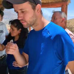 Andi probiert die saure Frucht Sancayo. Im Anschluss fahren wir zurück nach Arequipa!