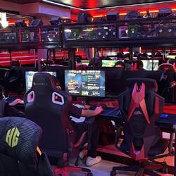 Andi kann sein Glück nicht fassen: Moderne Gaming-Cafés in Peru?