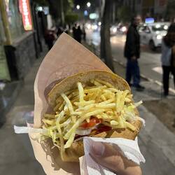 Die peruanische Interpretation von Burger mit Pommes