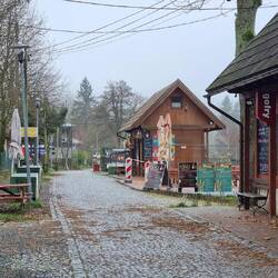 Karlow am Fuße des Heuscheuerberges besteht auf 1km Länge nur aus Buden, Kneipen und Tourikram.