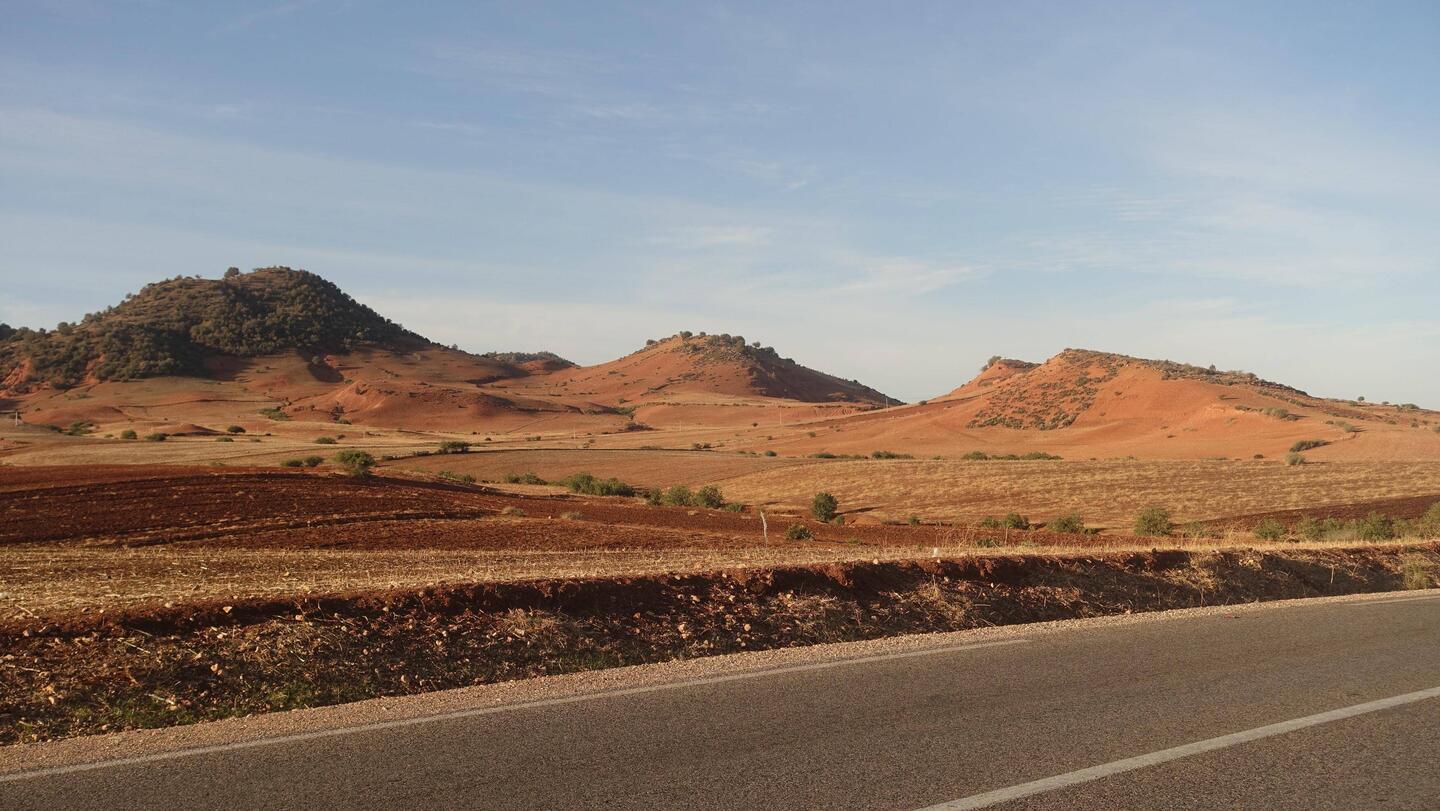 Es geht weiter durch rote Landschaft