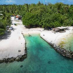 Die Tauchbasis von oben (in den Bäumen)