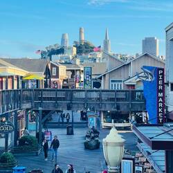 Blick auf den Coit Tower (mittig)