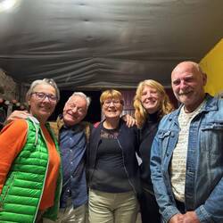 Lustiger Abend bei der Weinprobe.