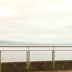 Mit Blick auf den see, sitze ich in mitten all jener, die zur Arbeit pendeln