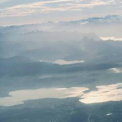 Im Vordergrund der Zürichsee, im Hintergrund der Sihlsee und im Dunst die Alpen