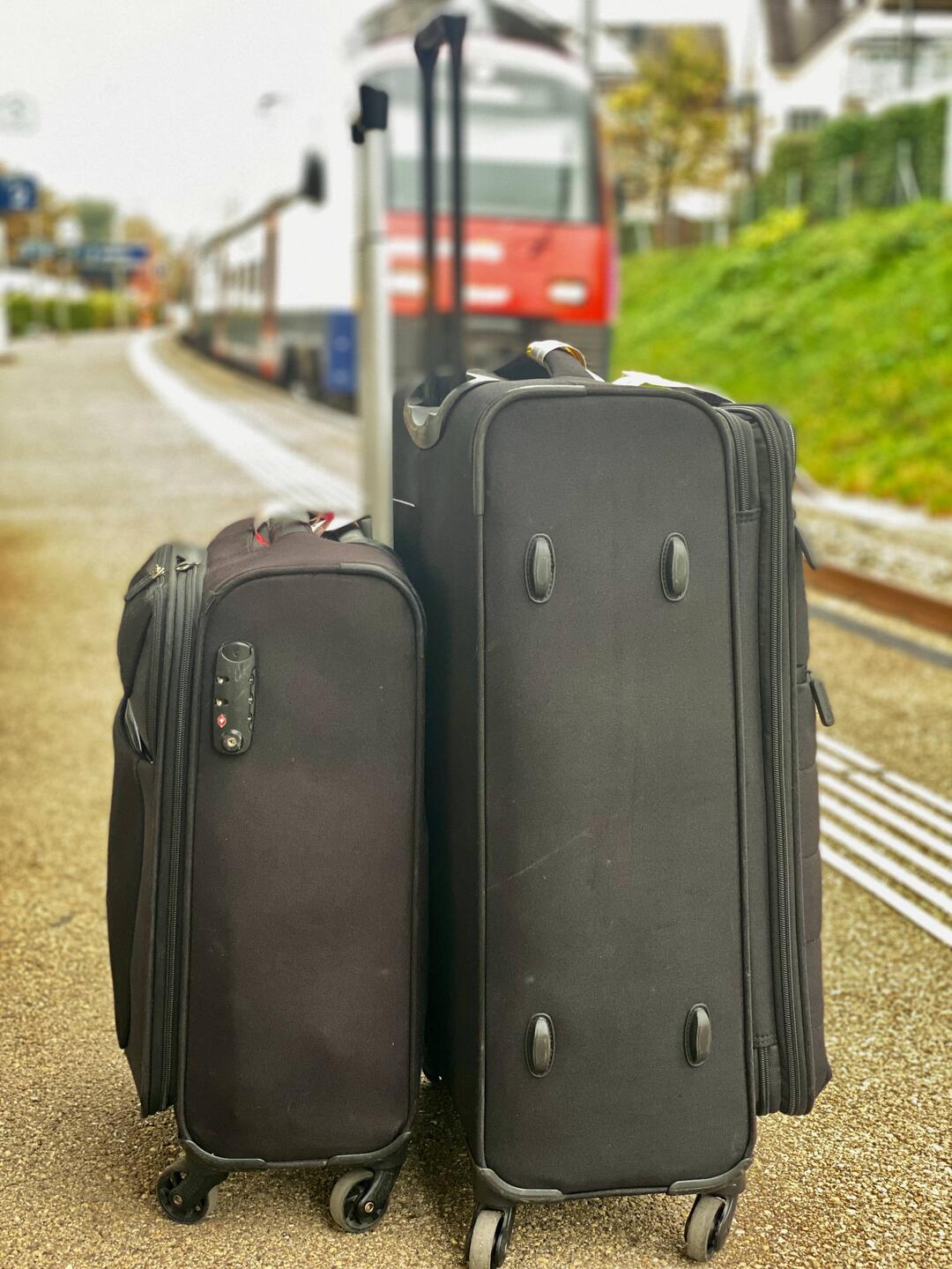 Ich stehe bereit am Bahnhof und warte auf die Bahn