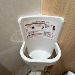Zum "Kinder parken" auf der öffentlichen Toilette in der Kabine - auch bei den Herren!