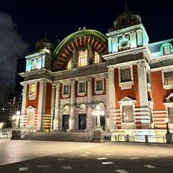 Das Rathaus von Osaka, es gibt auch ein paar ältere Gebäude