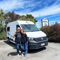 .... das sind wir und der Camper 🤪