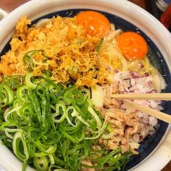 Udon Nudeln mit Fleisch, Gemüse und Eigelb. Gut mit den Stäbchen vermischen