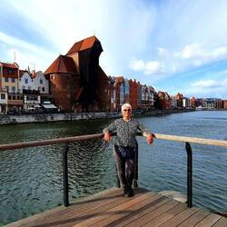 Im Hintergrund das alte Stadttor