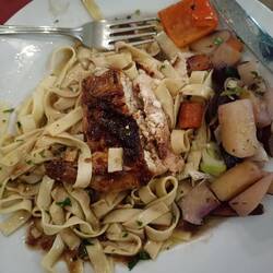 Maispoullarde mit Ziegenkäse und Backpflaumen