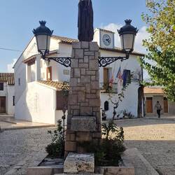 Im Hintergrund das Rathaus.