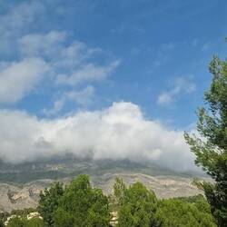 Sobald die Kraft der Sonne nachlässt, schieben sich die Wolken wieder über die Bergrücken.