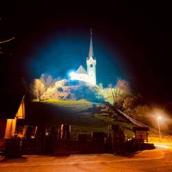 Auf dem Heimweg vom Essen, Dorfkirche bei Nacht