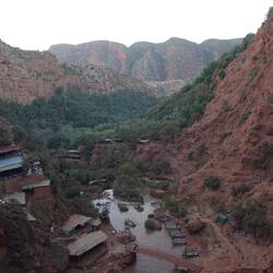 Die Fälle sind touristisch sehr genutzt und es werden auch Bootstouren angeboten