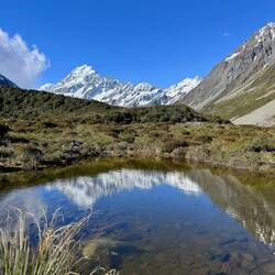Alpin Tarn mit schöner Spiegelung