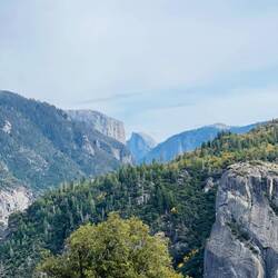 Hier der berühmte Half Dome (mittig)