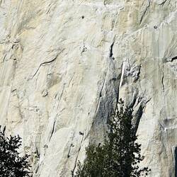 Die Kletterer sind selbst im Zoom kaum zu erkennen (so groß ist der Berg!) ⛰️