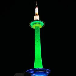 Kyoto Tower bei Nacht mit Blick nach Osaka