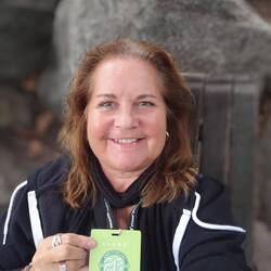 Stolze Besitzerin des Eintritts-Passes für