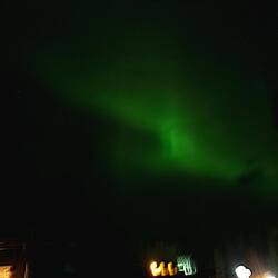 Schnell die Skihose über den Pyjama und raus Polarlichter jagen