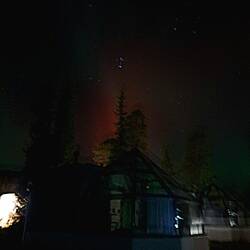 Diffuses Nordlicht hinter den Glas Iglus ... mit roten Anteilen...auch schön