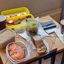 Gut, dass wir in Rovaniemi noch einkaufen waren und uns erstmal stärken können