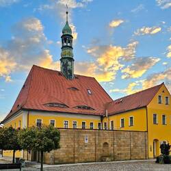 Sonnenuntergang hinter dem Rathaus