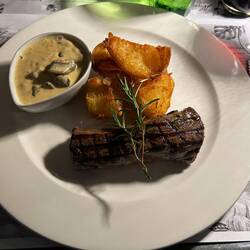 Springbock-Filet mit Kartoffeln und Pilzen in Sahnesauce