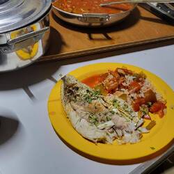 ...und schön mit Reis und Gemüse serviert