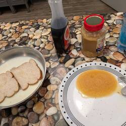 Arme Ritter mit Apple-Sauce und Ahornsirup