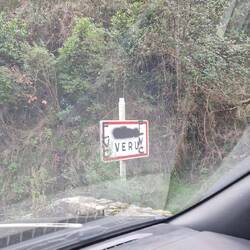 Oben steht immer der französische Name und unten der Korsische. Jedes zweite Schild ist so angepasst