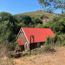 Hier muss man auf dem Weg zum Gottesdienst aufpassen das einem die Affen nicht die Bibel klauen
