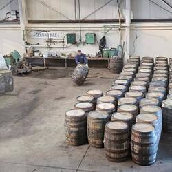 20 £ par tonneau réparé pour l'artisan. Le tonneau lui-même vaut entre 500 et 1200 £ !