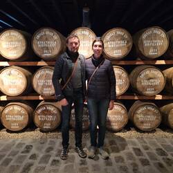 Les fûts derrière sont stocké dans un entrepôt sécurisé car ils serviront au Royal Salute.