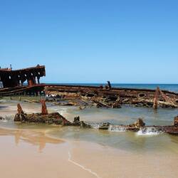 Nach der Außerbetriebnahme geriet sie beim Abschleppen in einen Zyklon und blieb letztlich hier