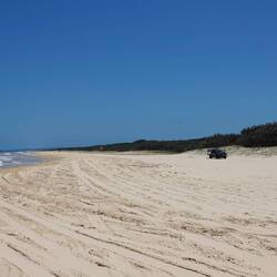 75 Mile Beach - der Name verweist auf seine Länge, nicht auf die Höchstgeschwindigkeit (80 km/h)