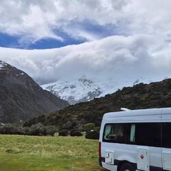 Die Wolken kommen über den Berg gekrochen