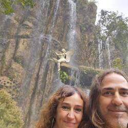 Una cascada de 15 metros en un jardín artificial...