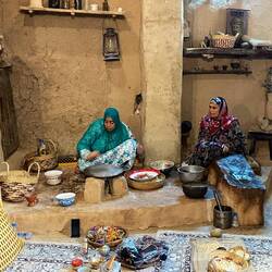Frauen backen Fladenbrot