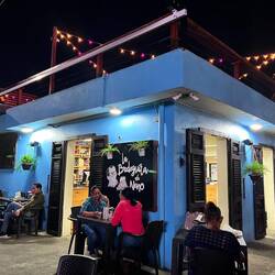 Abends mit dem Taxi (3€), quer durch die Stadt, zu "Neno"🍻