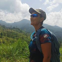 Knuckels im Hintergrund