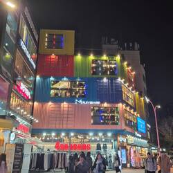 Beleuchtete Container mit Läden im inneren