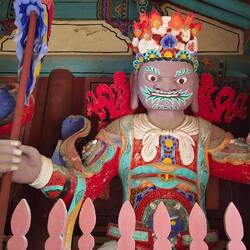 Große Statue am Eingang des Tempels