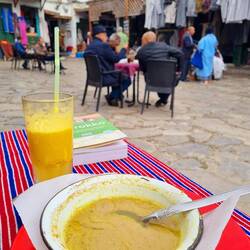 Schmeckt - marrokanische Suppe mit Humus und dazu O-Saft!