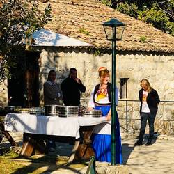 Traditioneller Empfang mit "Medizin" (Schnapps)